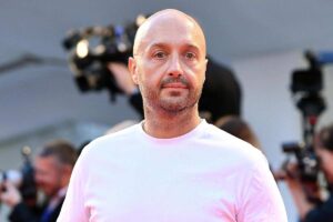 Joe Bastianich con espressione seria