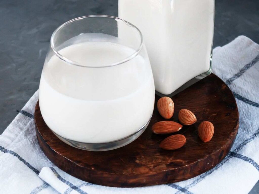 latte di mandorla fresco
