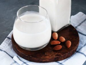 latte di mandorla fresco