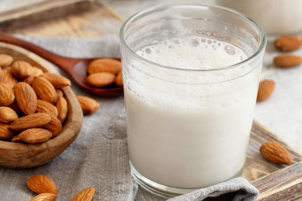 bicchiere con latte di mandorla