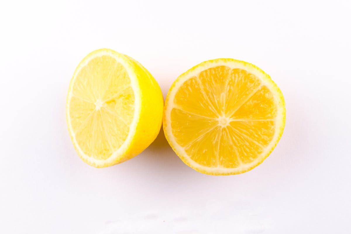 limone a metà su sfondo bianco