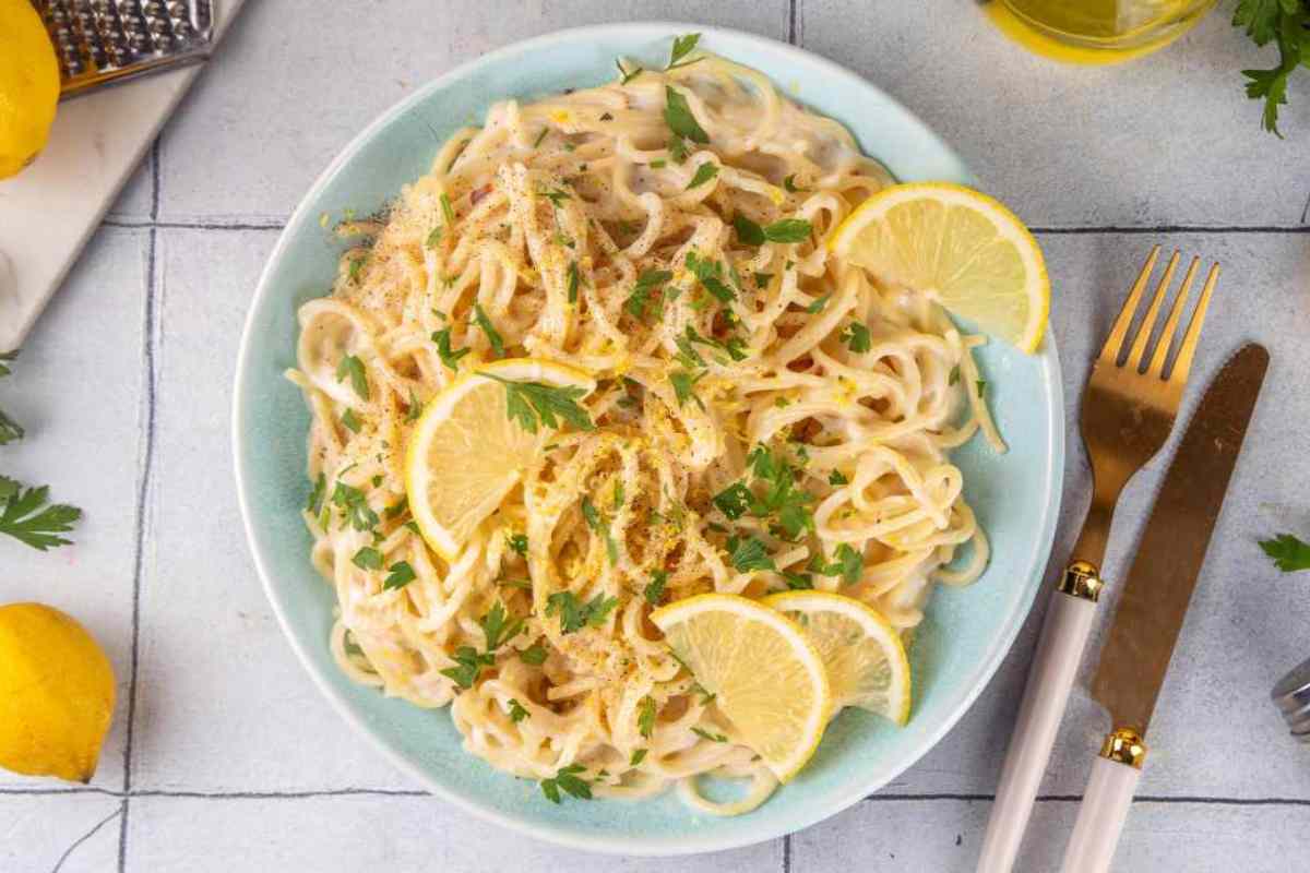 piatto di linguine con limone