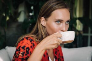 donna che beve un caffè