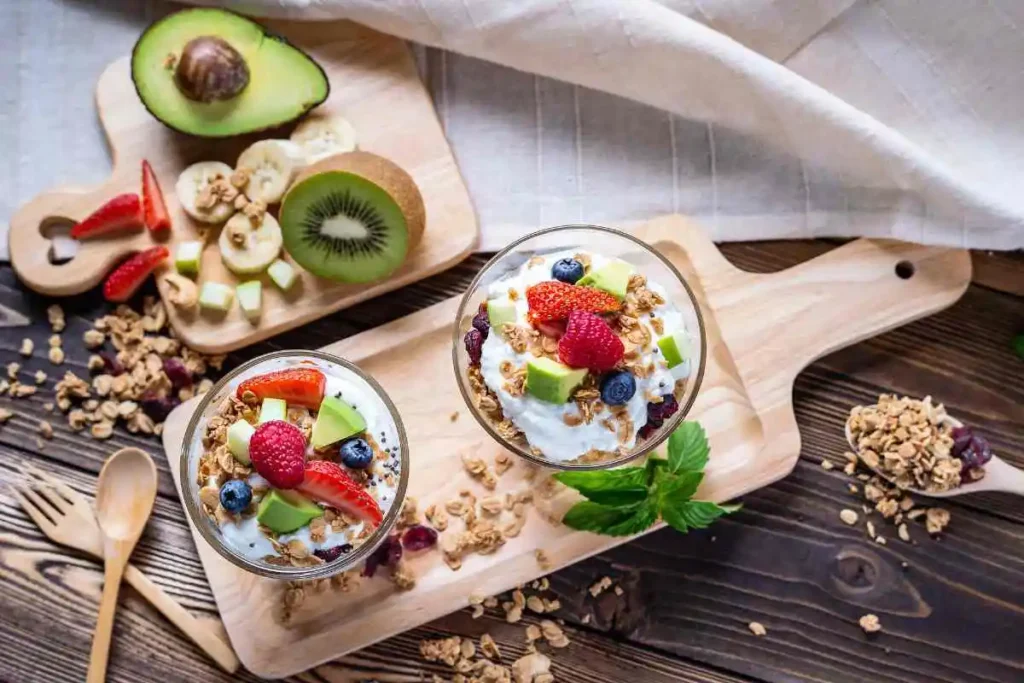 macedonia con crumble e yogurt