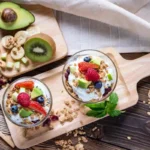 macedonia con crumble e yogurt