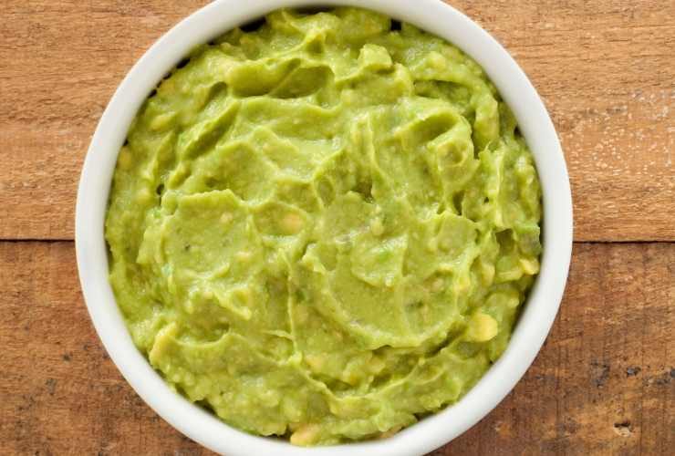 ciotola con maionese di avocado