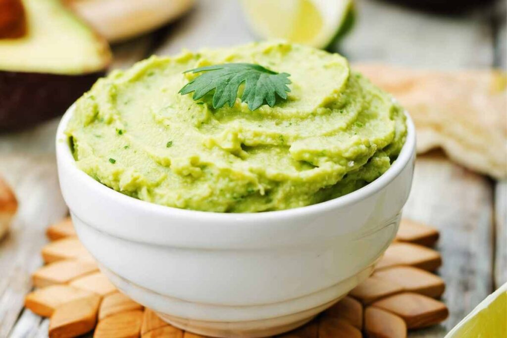 ciotola con maionese di avocado