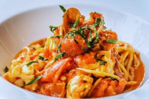 piatto di spaghetti col pesce
