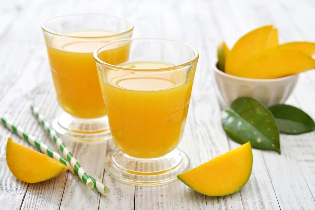 bicchierini di succo di mango