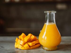 caraffa con succo di mango