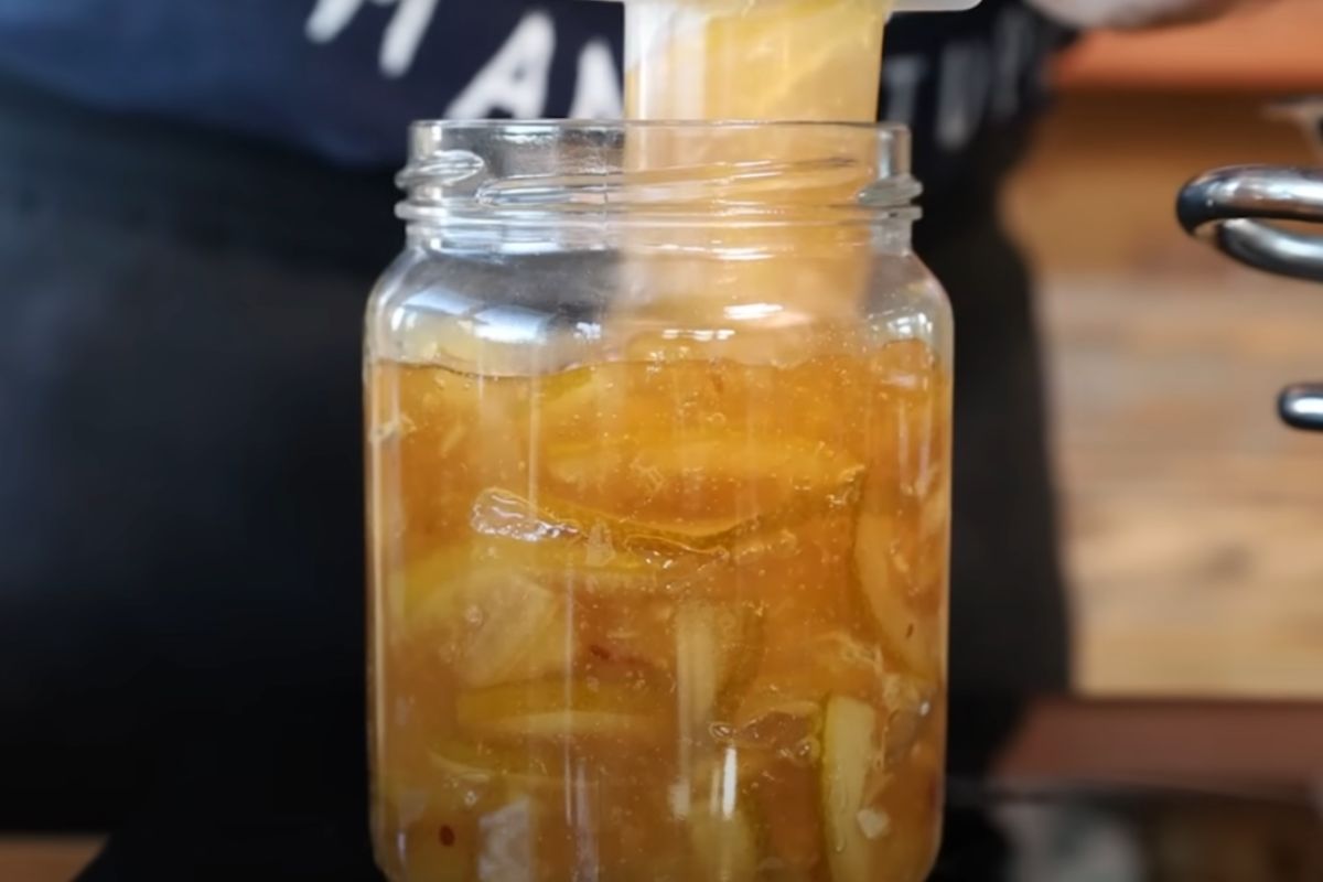 barattolo con marmellata di limoni