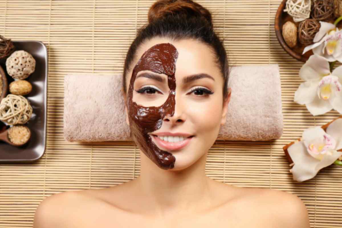 donna con la maschera viso al cacao su metà viso