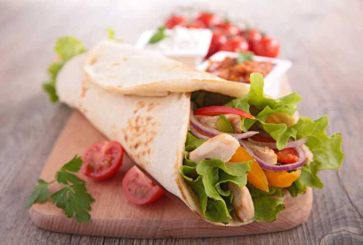 fajitas con pomodorini, insalata e pollo