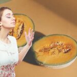donna annusa un melone aperto