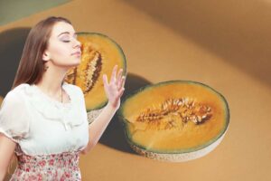 donna annusa un melone aperto
