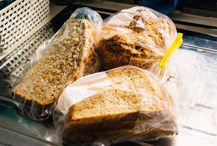 pezzi di pane in congelatore