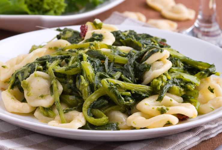 piatto con le orecchiette e cime di rapa