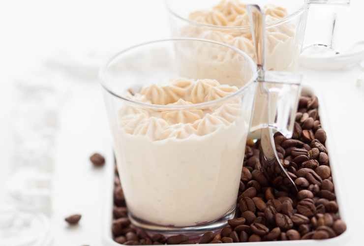 bicchieri di mousse al caffè e chicchi di caffè