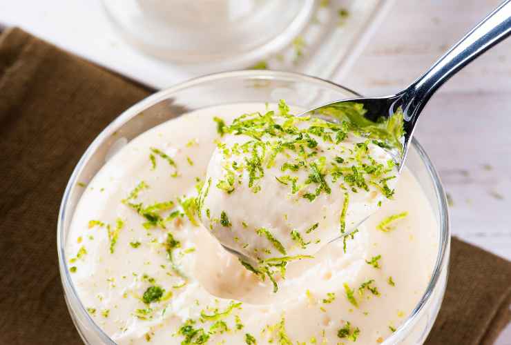 bicchiere con mousse e scaglie di lime