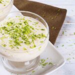 bicchiere con mousse e scaglie di lime