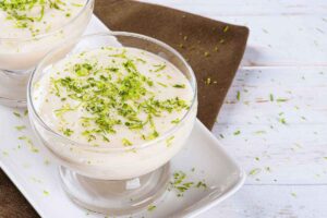 bicchiere con mousse e scaglie di lime