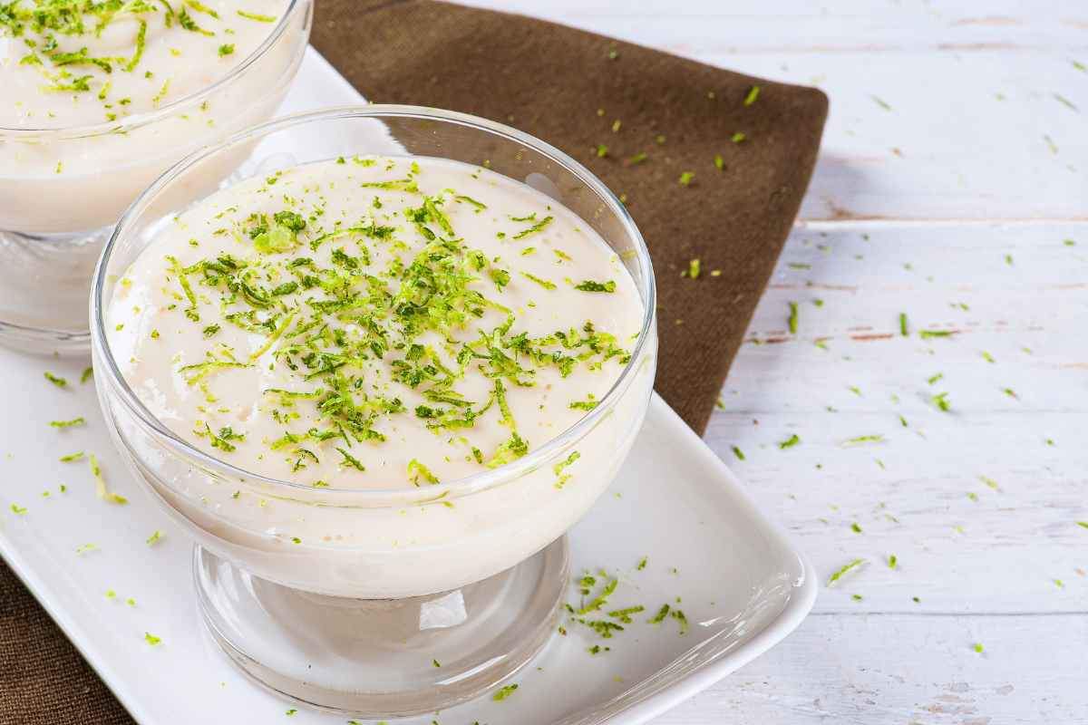bicchiere con mousse e scaglie di lime