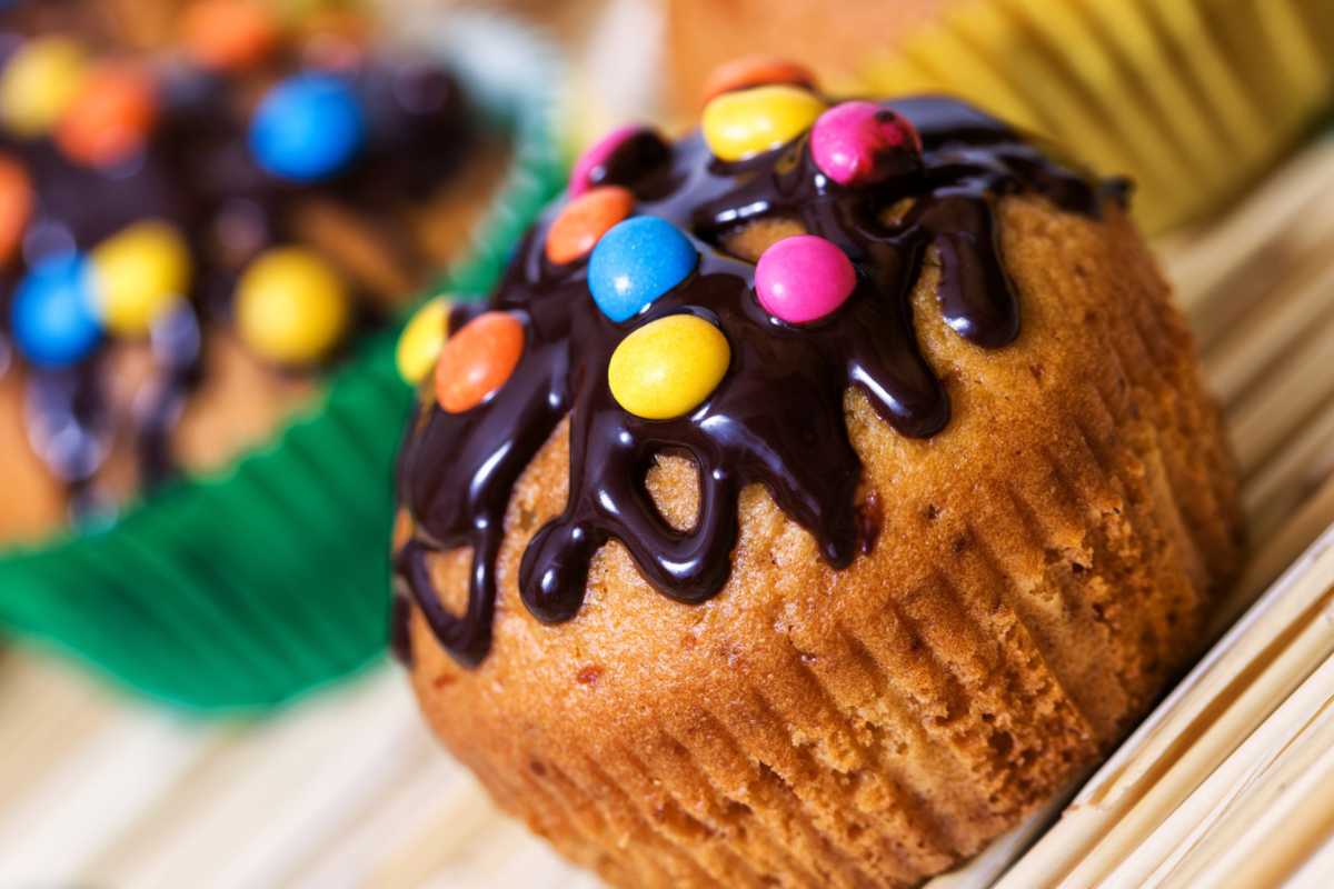 Muffin con Smarties colorati e glassa al cioccolato