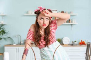 donna in cucina che sbuffa
