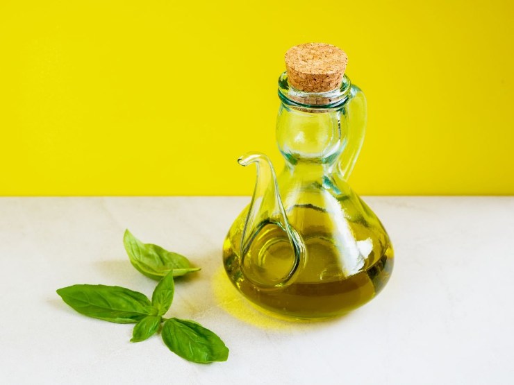 olio e foglie di basilico