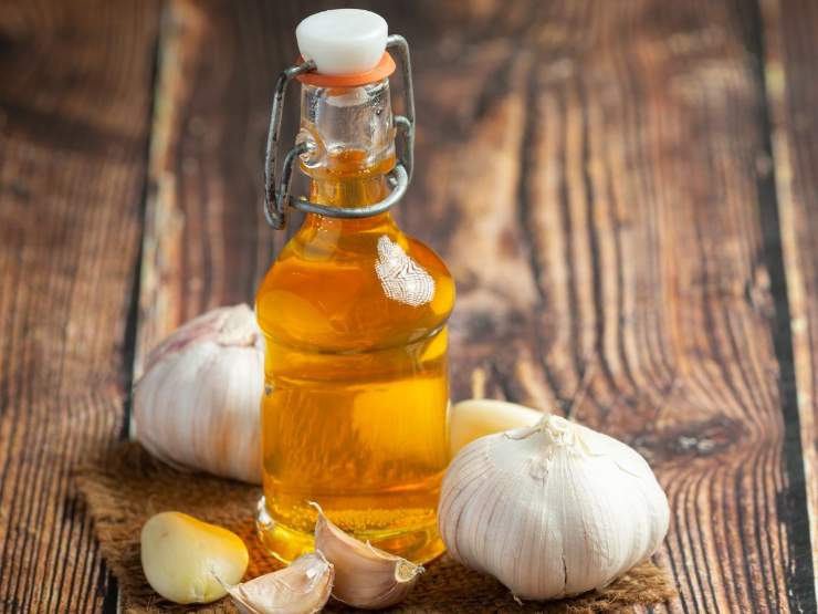 olio con teste di aglio