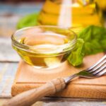 olio d'oliva in ciotola