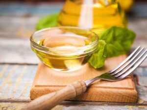 olio d'oliva in ciotola