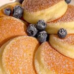 piatto con pancake e frutta