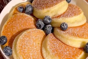 piatto con pancake e frutta