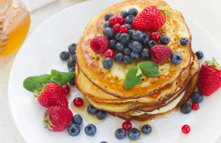 pancakes con sopra frutti di bosco