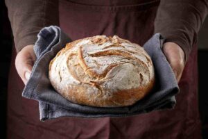 pagnotta di pane in mano