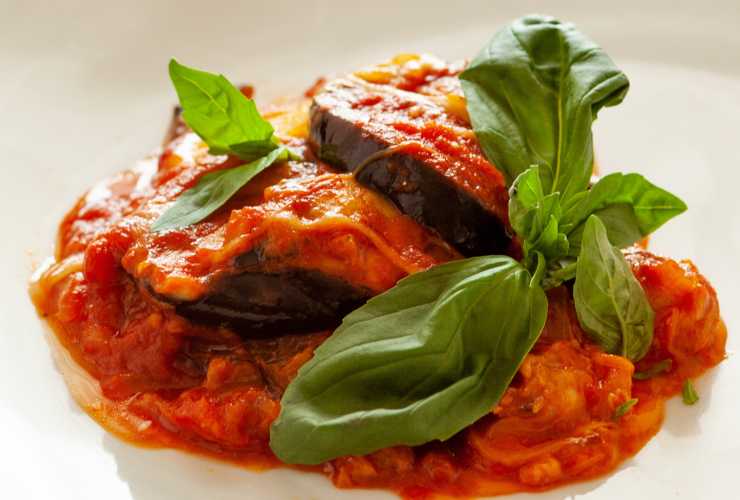 pezzo di parmigiana nel piatto