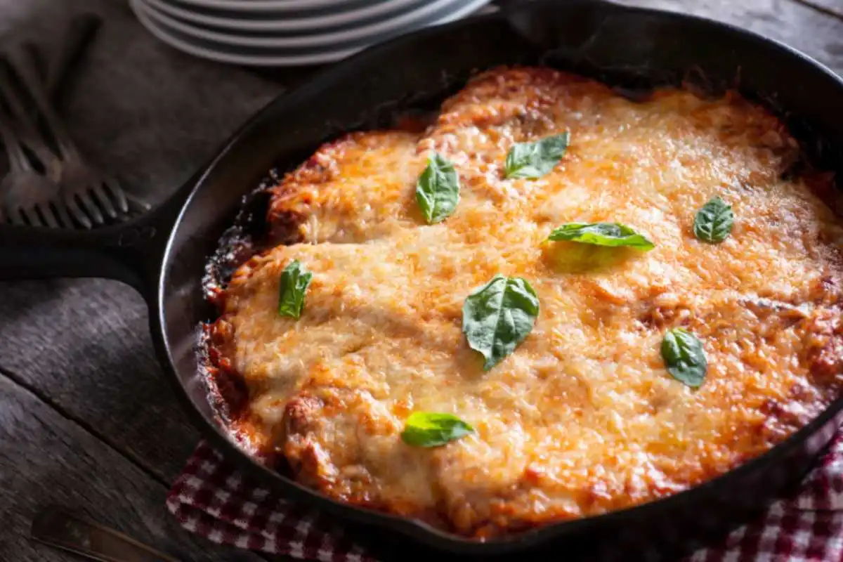 melanzane alla parmigiana dentro una padella