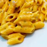 penne con crema di peperoni e prezzemolo tritato