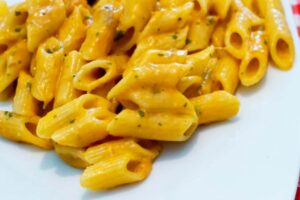 penne con crema di peperoni e prezzemolo tritato