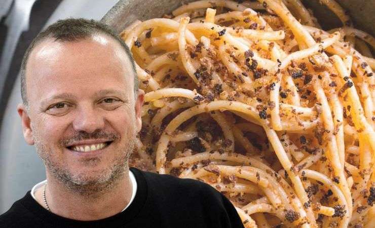 gigi d'alessio e un piatto di pasta