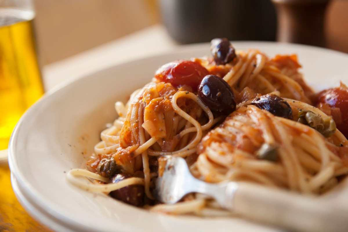 spaghetti con sugo di olive e pomodoro