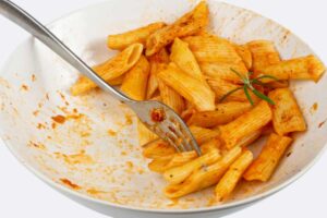 penne al sugo avanzate nel piatto