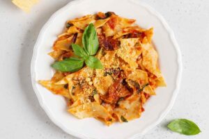piatto di maltagliati con basilico e pomodoro