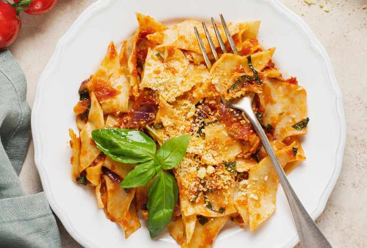 piatto di maltagliati con basilico e pomodoro