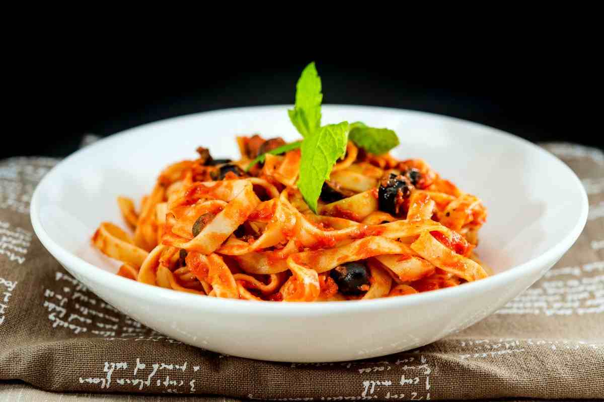 piatto di tagliatelle al sugo con olive