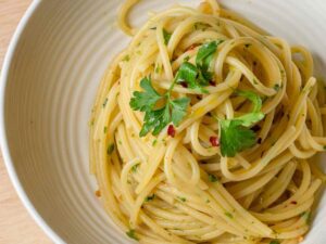spaghetti con peperoncino e prezzemolo