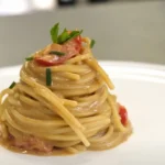 Piatto con maccheroni con cozze alla saracena