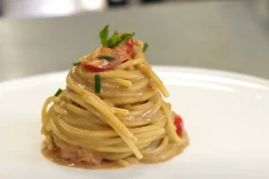 Piatto con maccheroni con cozze alla saracena