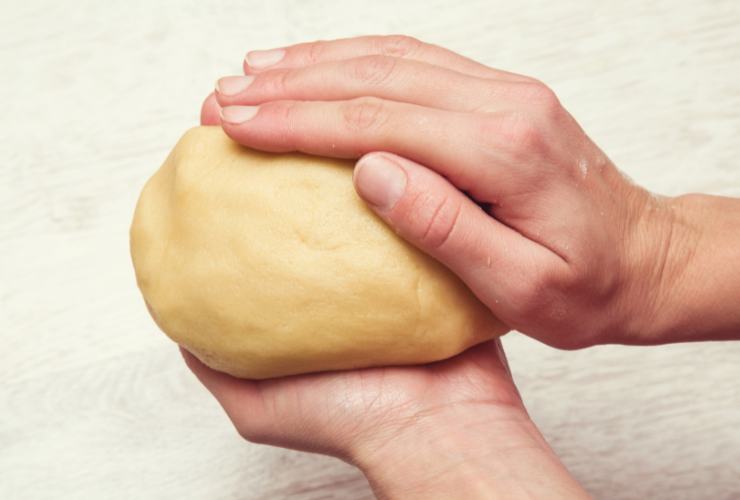 panetto di pasta frolla tra le mani